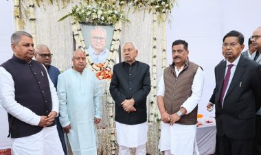 आईजीआईएमएस के चिकित्सा अधीक्षक डॉ. मनीष मंडल के पिता के श्राद्धकर्म में शामिल हुए मुख्यमंत्री