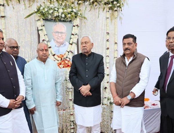 आईजीआईएमएस के चिकित्सा अधीक्षक डॉ. मनीष मंडल के पिता के श्राद्धकर्म में शामिल हुए मुख्यमंत्री