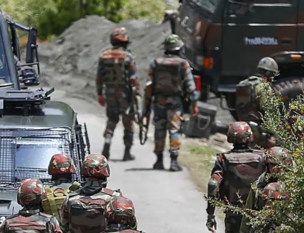 जम्मू-कश्मीर के किश्तवाड़ में जैश-ए-मोहम्मद का कमांडर सैफुल्ला समेत 3 आतंकी ढेर, भारी मात्रा में हथियार और गोला- बारुद बरामद