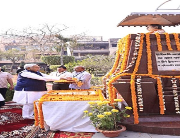 मुख्यमंत्री ने अपनी धर्मपत्नी एवं समाजसेवी स्व० मंजू सिन्हा की जयंती के अवसर पर उन्हें भावभीनी श्रद्धांजलि दी