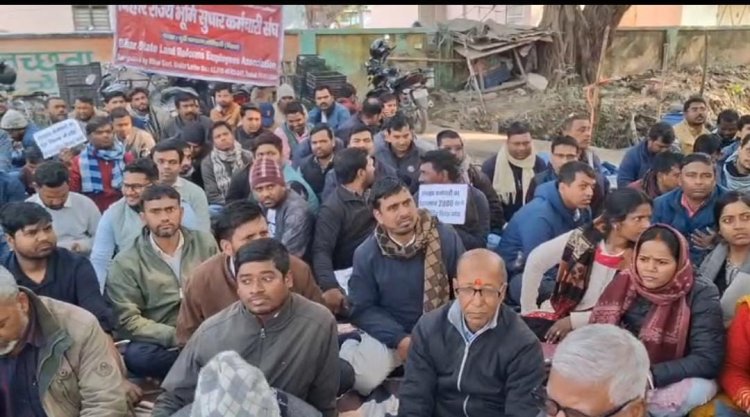 अंचलाधिकारियों के बाद अब राजस्व कर्मचारी का शुरू हुआ आंदोलन