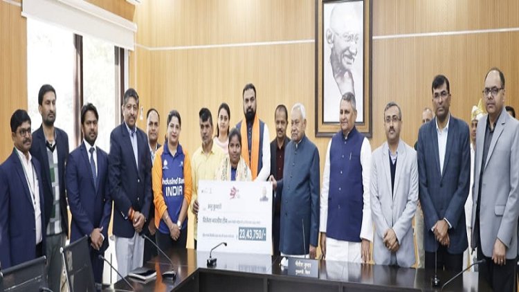 CM ने टी-20 विश्व कप विजेता भारतीय टीम की खिलाड़ी सुश्री अनु कुमारी को दिया चेक किया सम्मानित