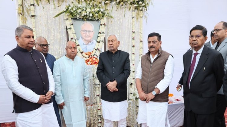 आईजीआईएमएस के चिकित्सा अधीक्षक डॉ. मनीष मंडल के पिता के श्राद्धकर्म में शामिल हुए मुख्यमंत्री