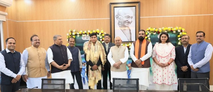 CM ने U-19 क्रिकेट वर्ल्ड कप-2026 की विजेता वैभव सूर्यवंशी को 50 लाख रूपये का चेक एवं अंगवस्त्र प्रदान कर किया सम्मानित