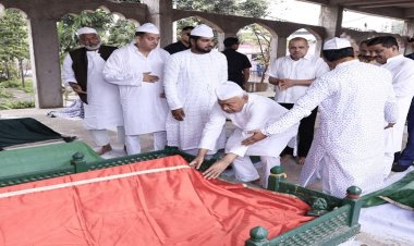 ईद के मौके पर पटना सिटी के मित्तन घाट के तकिया शरीफ स्थित खानकाह बारगाहे इश्क में शरीक हुए सीएम नीतीश