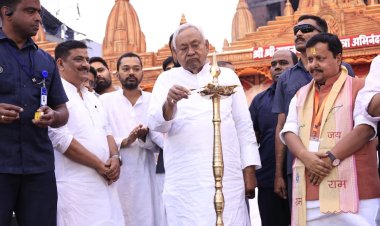 पटना के डाकबंगला चौराहे पर रामनवमी शोभा यात्रा में शामिल हुए सीएम नीतीश , भाजपा के राष्ट्रीय अध्यक्ष नितिन नवीन ने किया स्वागत