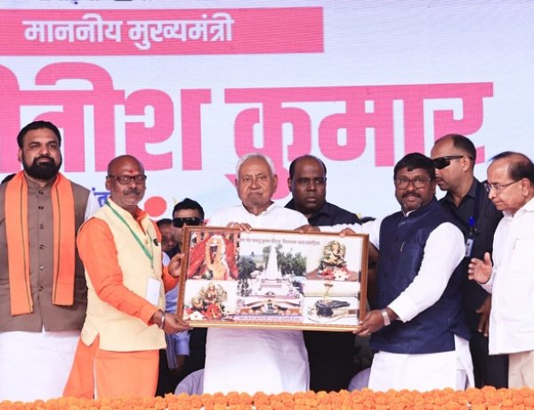 समृद्धि यात्रा के दौरान खगड़िया जिले में आयोजित जन संवाद कार्यक्रम में शामिल हुए मुख्यमंत्री