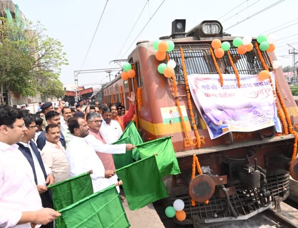 पटना साहिब के सांसद ने पटना जंक्शन से  पटना-थावे-पटना फास्ट पैसेंजर को हरी झंडी दिखाकर रवाना किया