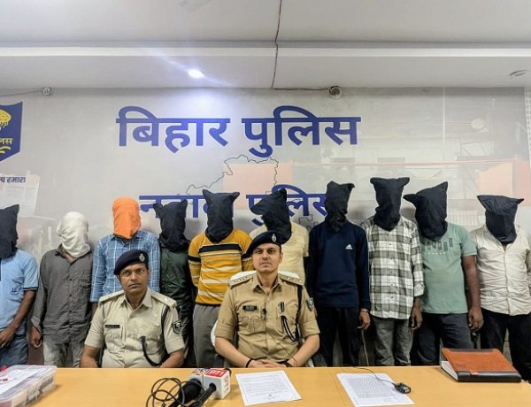 नवादा में साइबर ठगी गिरोह का पर्दाफाश, 10 लोग गिरफ्तार, एक किशोर निरुद्ध