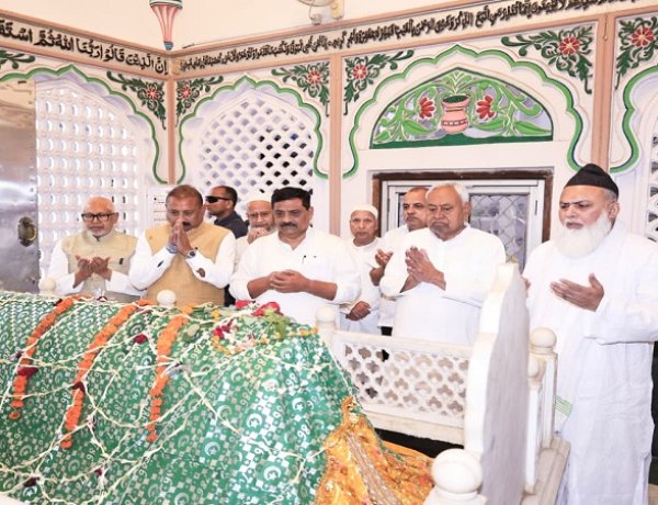 मुख्यमंत्री ने ईद-उल-फितर के अवसर पर विभिन्न जगहों का किया भ्रमण, लोगों से मुलाकात कर दी बधाई एवं शुभकामनायें