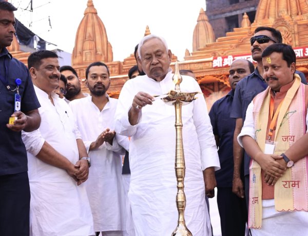 पटना के डाकबंगला चौराहे पर रामनवमी शोभा यात्रा में शामिल हुए सीएम नीतीश , भाजपा के राष्ट्रीय अध्यक्ष नितिन नवीन ने किया स्वागत