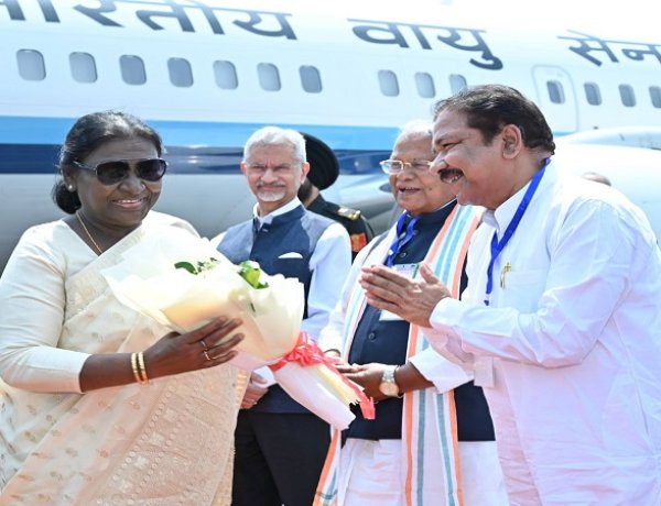 राष्ट्रपति द्रौपदी मुर्मू पहुंची गया जी, उद्योग मंत्री दिलीप जायसवाल ने किया स्वागत, कहा-  बिहार की पावन धरती गौरवान्वित हुई