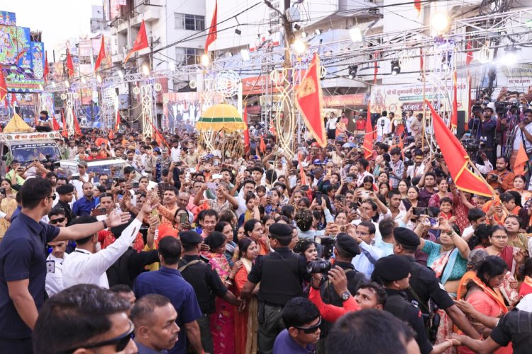 पटना के डाकबंगला चौराहे पर रामनवमी शोभा यात्रा में शामिल हुए सीएम नीतीश , भाजपा के राष्ट्रीय अध्यक्ष नितिन नवीन ने किया स्वागत