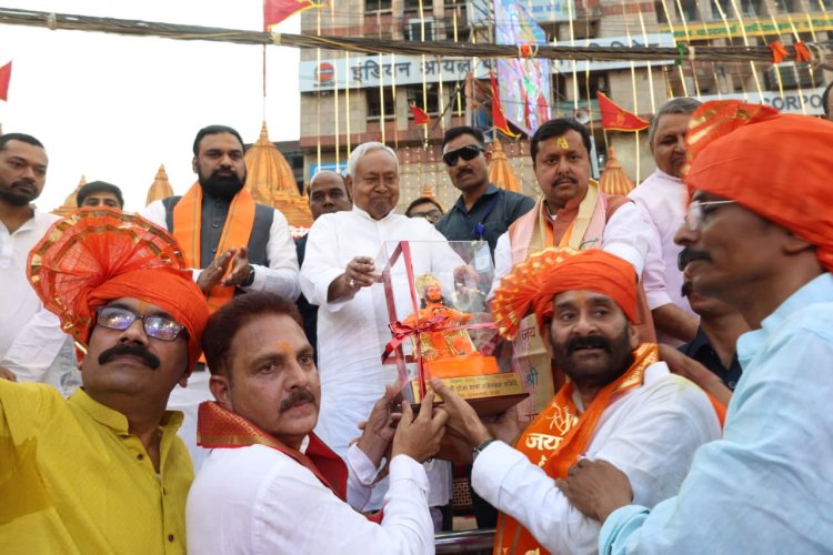 पटना के डाकबंगला चौराहे पर रामनवमी शोभा यात्रा में शामिल हुए सीएम नीतीश , भाजपा के राष्ट्रीय अध्यक्ष नितिन नवीन ने किया स्वागत