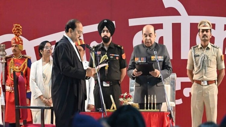 नवनियुक्त राज्यपाल के शपथ ग्रहण समारोह में शामिल होते हुए मुख्यमंत्री नीतीश कुमार