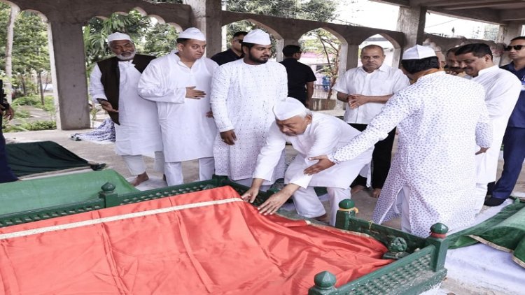 ईद के मौके पर पटना सिटी के मित्तन घाट के तकिया शरीफ स्थित खानकाह बारगाहे इश्क में शरीक हुए सीएम नीतीश