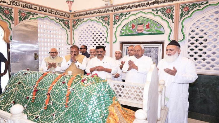 मुख्यमंत्री ने ईद-उल-फितर के अवसर पर विभिन्न जगहों का किया भ्रमण, लोगों से मुलाकात कर दी बधाई एवं शुभकामनायें