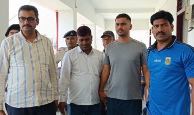 मोतिहारी में थाने का निजी मुंशी 14 हजार रुपए घूस लेते गिरफ्तार, शस्त्र लाइसेंस वेरिफिकेशन के लिए मांगी थी रिश्वत, थाने में मच गया हड़कंप