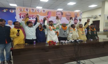 युवा उद्यमी एवं सामाजिक कार्यकर्ता डॉ. पुलकित गर्ग अपने सैकड़ों समर्थकों के साथ कांग्रेस में शामिल