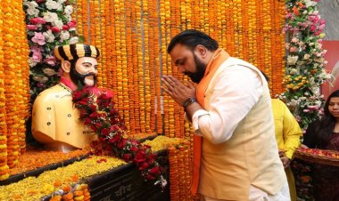 CM सम्राट चौधरी अमर स्वतंत्रता सेनानी वीर कुंवर  सिंह की जयंती के अवसर पर उनकी प्रतिमा पर माल्यार्पण करते हुए