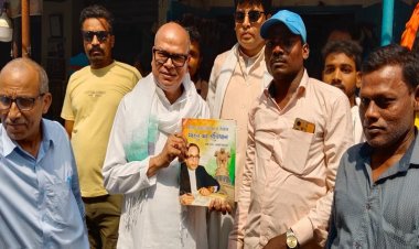 चमड़ा कारीगरों से मिले कांग्रेस अध्यक्ष राजेश राम, भेंट की संविधान की प्रति