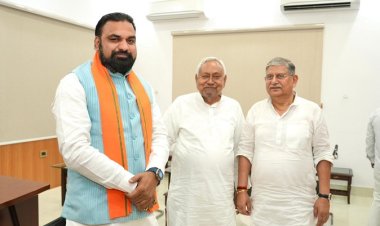 CM सम्राट चौधरी ने 1 अन्ने मार्ग में जाकर पूर्व CM नीतीश कुमार से शिष्टाचार मुलाकात की