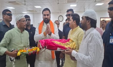 मुख्यमंत्री सम्राट चौधरी ने चादर को स्पर्श कर उसे रवाना किया और अपनी अकीदत पेश की