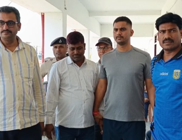 मोतिहारी में थाने का निजी मुंशी 14 हजार रुपए घूस लेते गिरफ्तार, शस्त्र लाइसेंस वेरिफिकेशन के लिए मांगी थी रिश्वत, थाने में मच गया हड़कंप