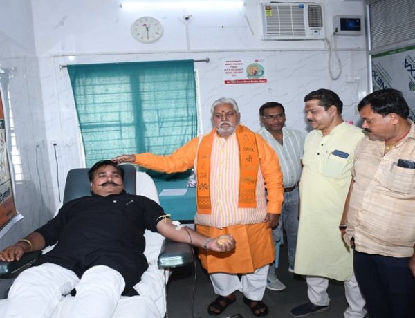 रक्तदान मानवता की सबसे बड़ी सेवा है- डॉ. प्रेम कुमार