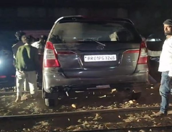 रेलवे ट्रैक पर इनोवा, रुकी रही सीमांचल एक्सप्रेस, टला बड़ा हादसा जानिए पूरी खबर