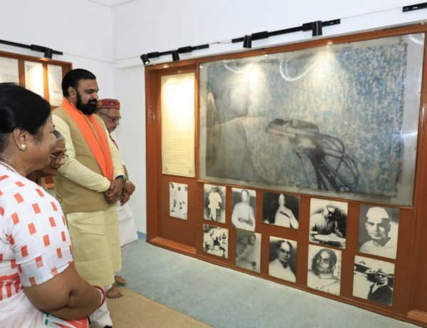 BIG BREAKING: पटना के कदमकुआं स्थित लोकनायक के आवास  पर  सीएम सम्राट चौधरी पहुंचे