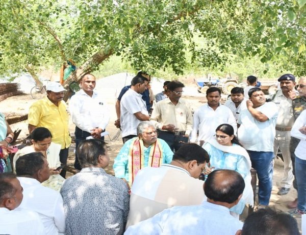 पेड़ के नीचे विधानसभा अध्यक्ष ने लगाई चौपाल, अधिकारियों को दिया दिशा निर्देश
