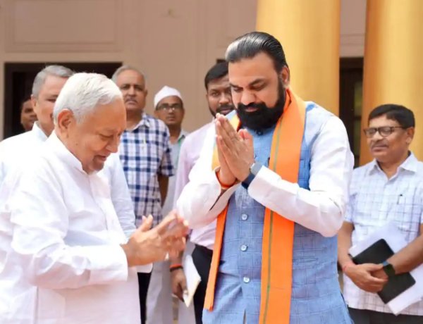 मुख्यमंत्री सम्राट चौधरी से मिलने पहुंचे पूर्व सीएम नीतीश कुमार, 20 मिनट तक हुई बातचीत, कंधे पर हाथ रखकर खिचवाई फोटो