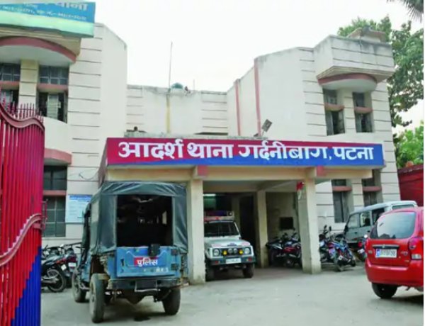 राजधानी में पटना पुलिस पर फिर हमला, दो पुलिस अधिकारी घायल, महिला समेत चार लोग गिरफ्तार, जानिए पूरा मामला...