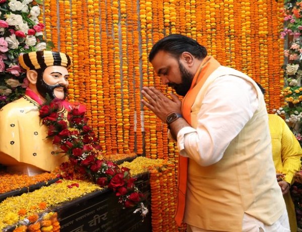 CM सम्राट चौधरी अमर स्वतंत्रता सेनानी वीर कुंवर  सिंह की जयंती के अवसर पर उनकी प्रतिमा पर माल्यार्पण करते हुए