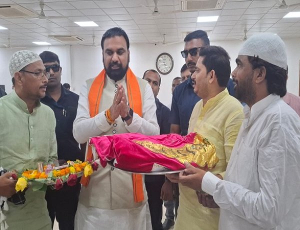 मुख्यमंत्री सम्राट चौधरी ने चादर को स्पर्श कर उसे रवाना किया और अपनी अकीदत पेश की