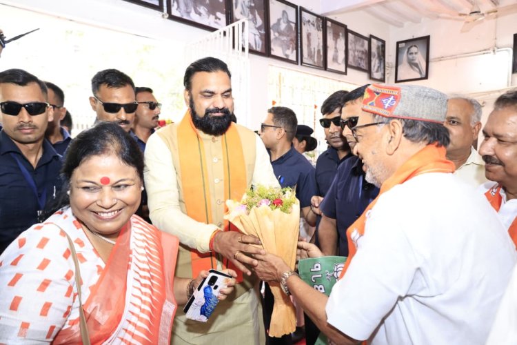 महिला चरखा समिति के विभिन्न भागों का सीएम ने किया निरीक्षण