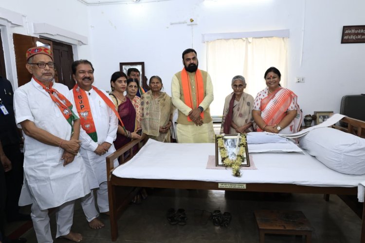 आगन्तुकों की सूचि में सीएम सम्राट चौधरी ने अपना नाम जोड़ा