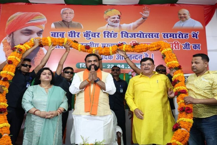 CM सम्राट चौधरी अमर स्वतंत्रता सेनानी वीर कुंवर  सिंह की जयंती के अवसर पर उनकी प्रतिमा पर माल्यार्पण करते हुए