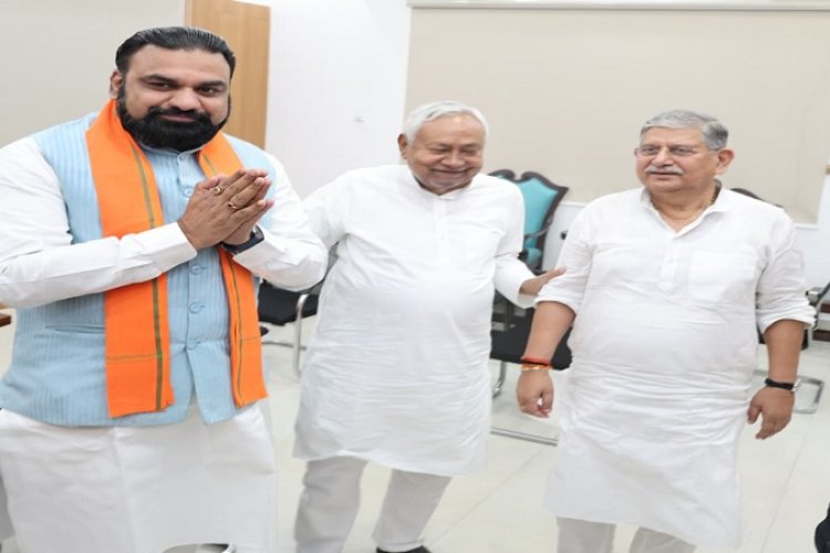 CM सम्राट चौधरी ने 1 अन्ने मार्ग में जाकर पूर्व CM नीतीश कुमार से शिष्टाचार मुलाकात की