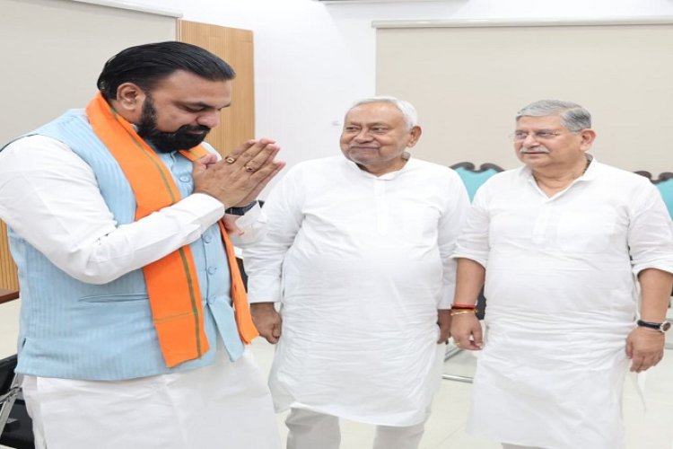 CM सम्राट चौधरी ने 1 अन्ने मार्ग में जाकर पूर्व CM नीतीश कुमार से शिष्टाचार मुलाकात की