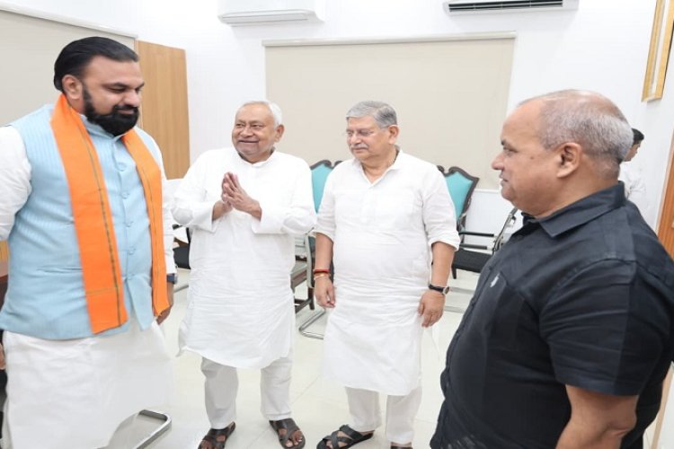 CM सम्राट चौधरी ने 1 अन्ने मार्ग में जाकर पूर्व CM नीतीश कुमार से शिष्टाचार मुलाकात की