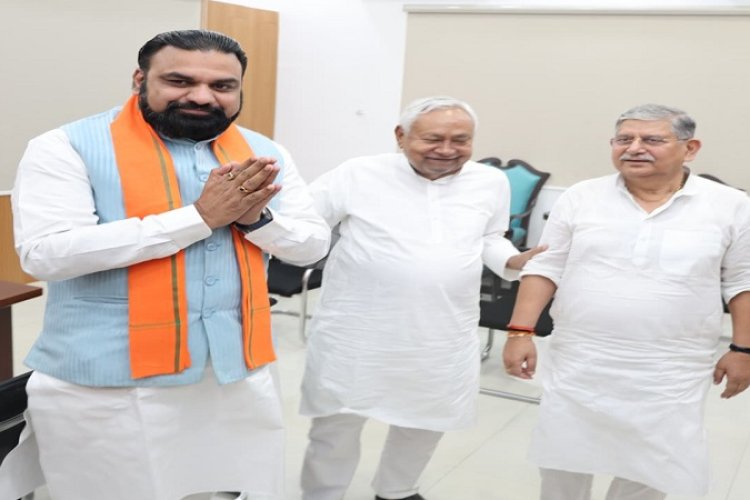 CM सम्राट चौधरी ने 1 अन्ने मार्ग में जाकर पूर्व CM नीतीश कुमार से शिष्टाचार मुलाकात की