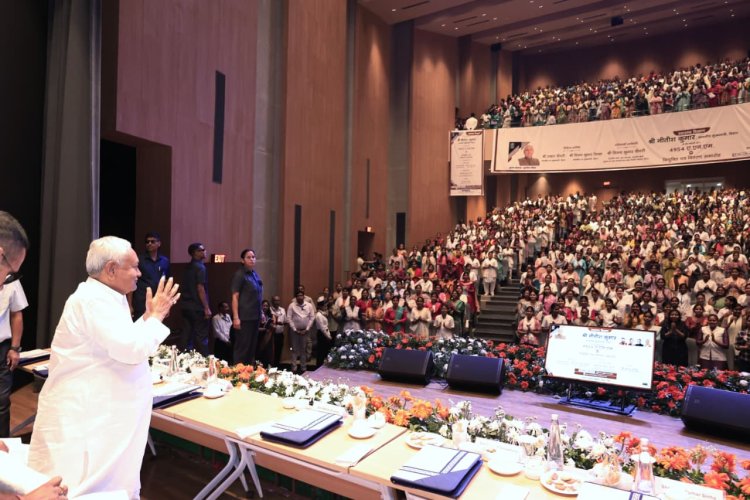 मुख्यमंत्री ने 4954 नवनियुक्त महिला स्वास्थ्य कार्यकर्ता (ए०एन०एम०) को प्रदान किया नियुक्ति पत्र