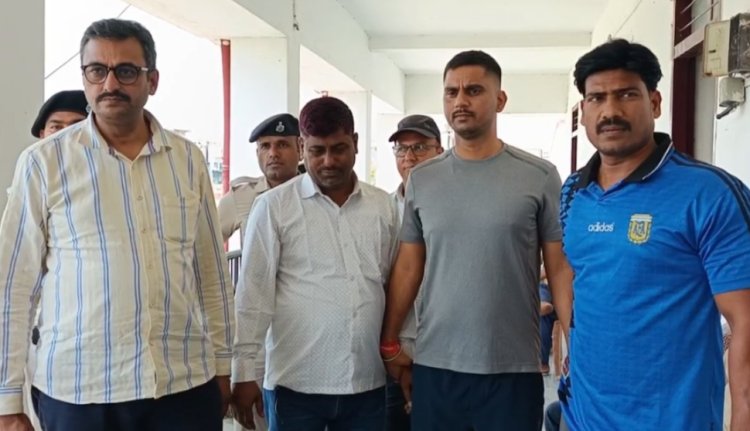 मोतिहारी में थाने का निजी मुंशी 14 हजार रुपए घूस लेते गिरफ्तार, शस्त्र लाइसेंस वेरिफिकेशन के लिए मांगी थी रिश्वत, थाने में मच गया हड़कंप