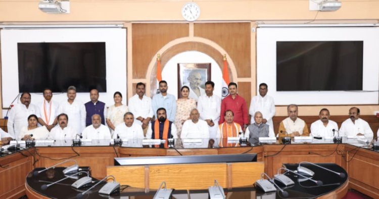 नीतीश कुमार की आखिरी कैबिनेट बैठक खत्‍म, पोर्टिको में भावुक हुए Nitish,  कैबिनेट भंग करने की सिफारिश, 3 बजे इस्तीफा दे सकते हैं सीएम