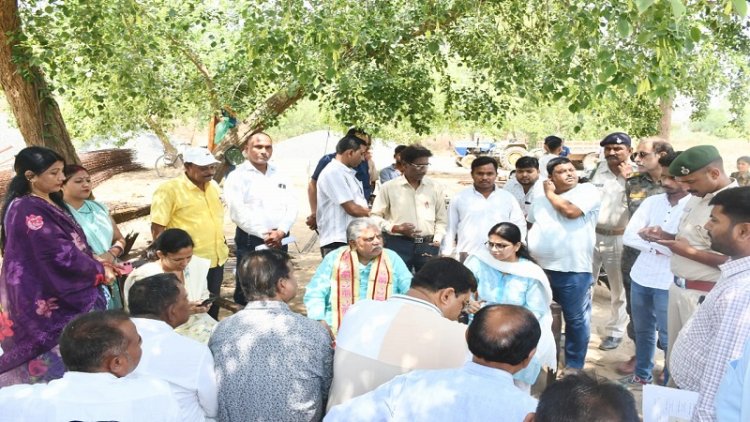 पेड़ के नीचे विधानसभा अध्यक्ष ने लगाई चौपाल, अधिकारियों को दिया दिशा निर्देश