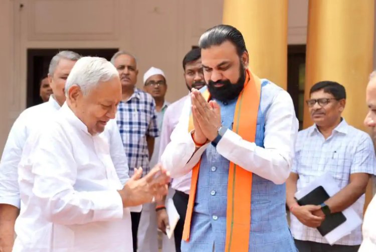 मुख्यमंत्री सम्राट चौधरी से मिलने पहुंचे पूर्व सीएम नीतीश कुमार, 20 मिनट तक हुई बातचीत, कंधे पर हाथ रखकर खिचवाई फोटो