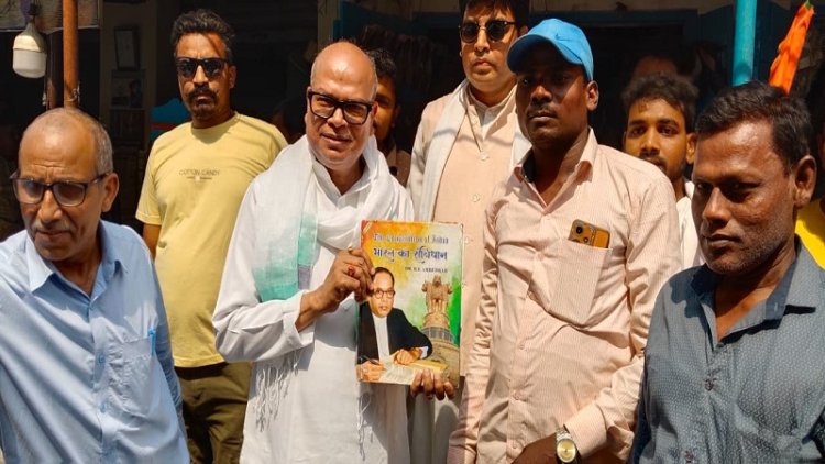 चमड़ा कारीगरों से मिले कांग्रेस अध्यक्ष राजेश राम, भेंट की संविधान की प्रति