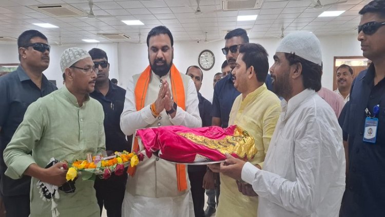 मुख्यमंत्री सम्राट चौधरी ने चादर को स्पर्श कर उसे रवाना किया और अपनी अकीदत पेश की